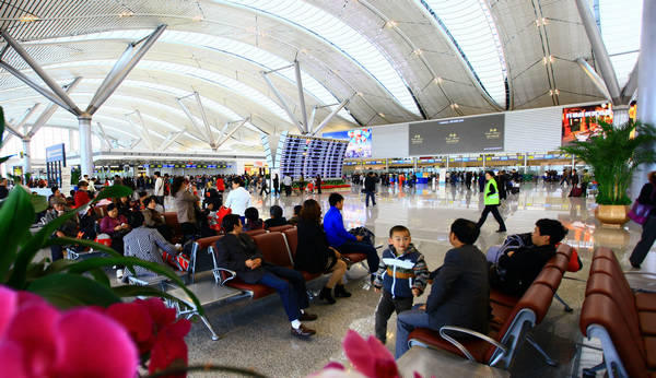 春运期间贵阳机场T2出港大厅人潮如织。2016年1月24日贵阳机场开启春运保障。