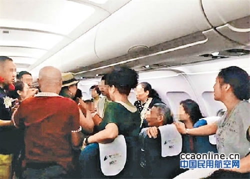 乘客机舱中做瑜伽被劝阻，发怒威胁安全遭逮捕
