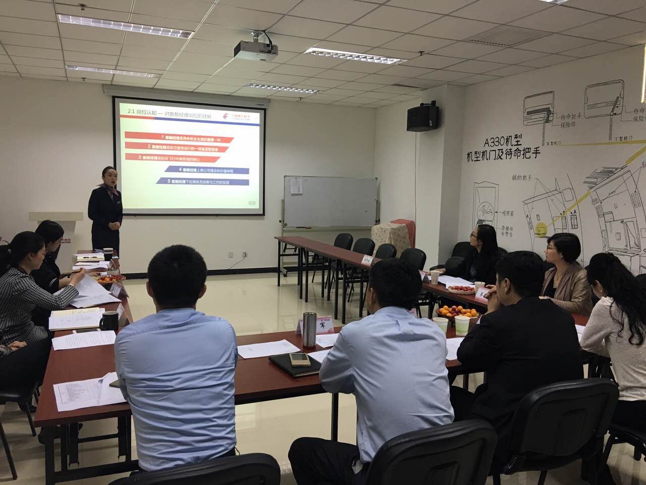 东航北京客舱部进行2016年首批客舱经理竞聘面试