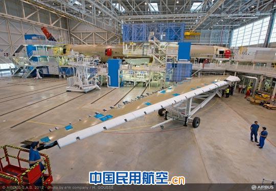 首架空中客车A350XWB宽体飞机机翼运抵总装线