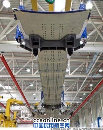 空客南特工厂交付首个A350XWB宽体飞机龙骨梁