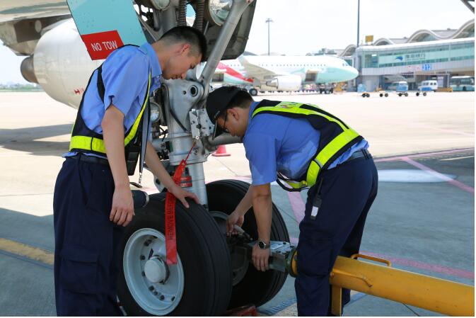 长龙航空机务高温烤验下的民航人