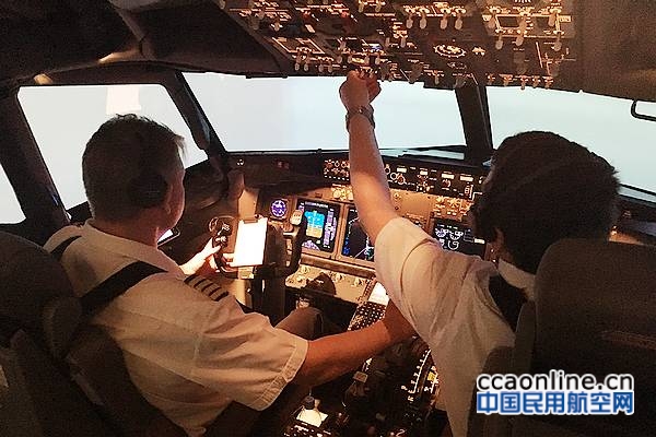 瑞丽航空飞行教员王钊在飞机模拟机上对俄籍飞行员进行检查 (2)