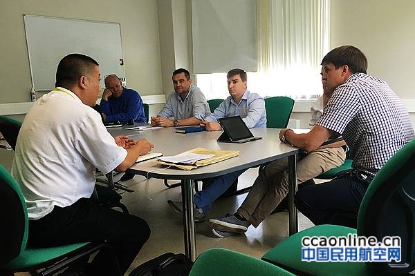 瑞丽航空在俄罗斯举行飞行员招聘会 (2)