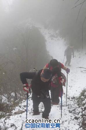 西南空管局管制中心塔台管制室组织冬季登山活动