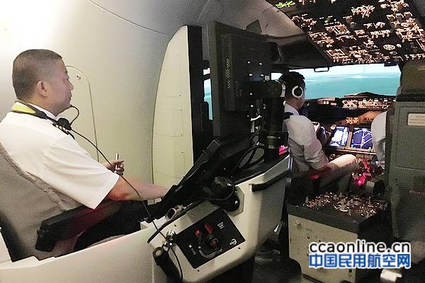 瑞丽航空飞行教员王钊在飞机模拟机上对俄籍飞行员进行检查 (1)