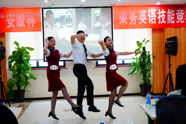 国航重庆客舱部开展安康杯乘务英语技能大赛