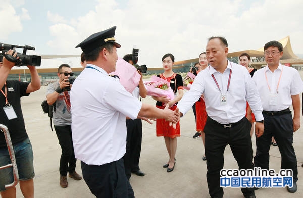 3-云南景成集团董勒成董事长在昆明长水国际机场迎接接机机组