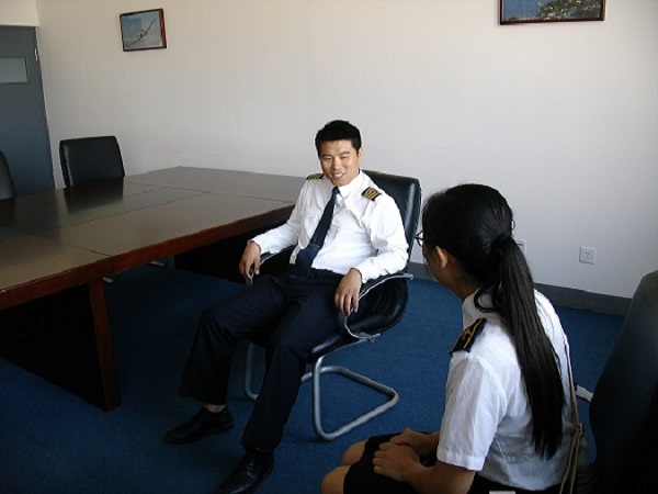 中国民航大学学子走进朝阳飞院:了解飞行员培养之路