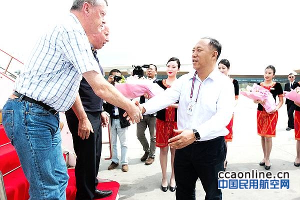 云南景成集团董勒成董事长到停机坪迎接调机机组