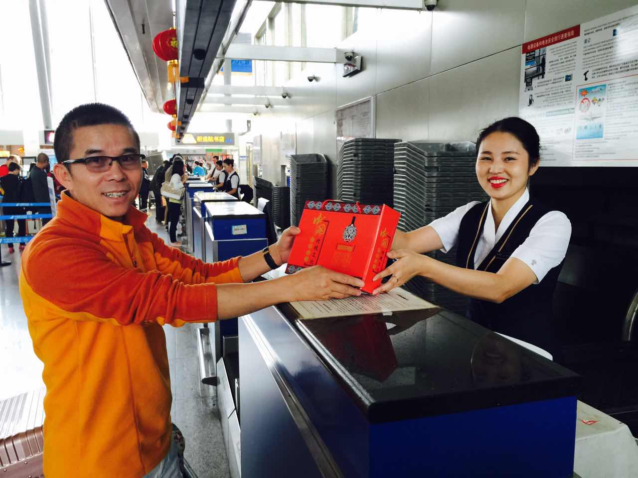 6971航班旅客李国庆旅客收到南航的生日小礼物-舒锐摄