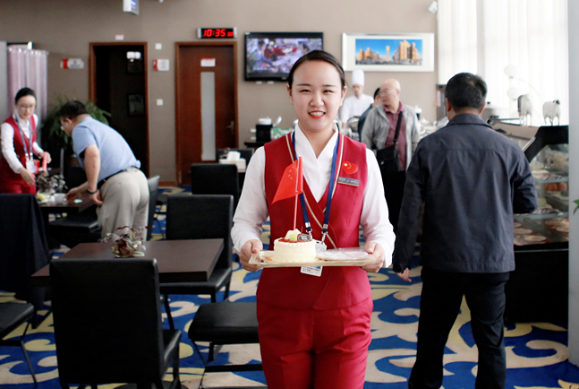 南航高端工作人员精心为旅客准备了插着小国旗的生日蛋糕-宋易阳摄