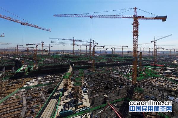 新华社照片，北京，2016年9月20日 北京新机场主航站楼地下结构封顶 这是9月20日拍摄的北京新机场主航站楼施工现场。 当日，随着最后一块顶板浇筑完成，由北京城建集团施工总承包的北京新机场主航站楼地下结构工程跃出地面，提前10天实现封顶。这意味着，新机场主航站楼混凝土工程量的60%已经完成。 新华社记者 鞠焕宗 摄