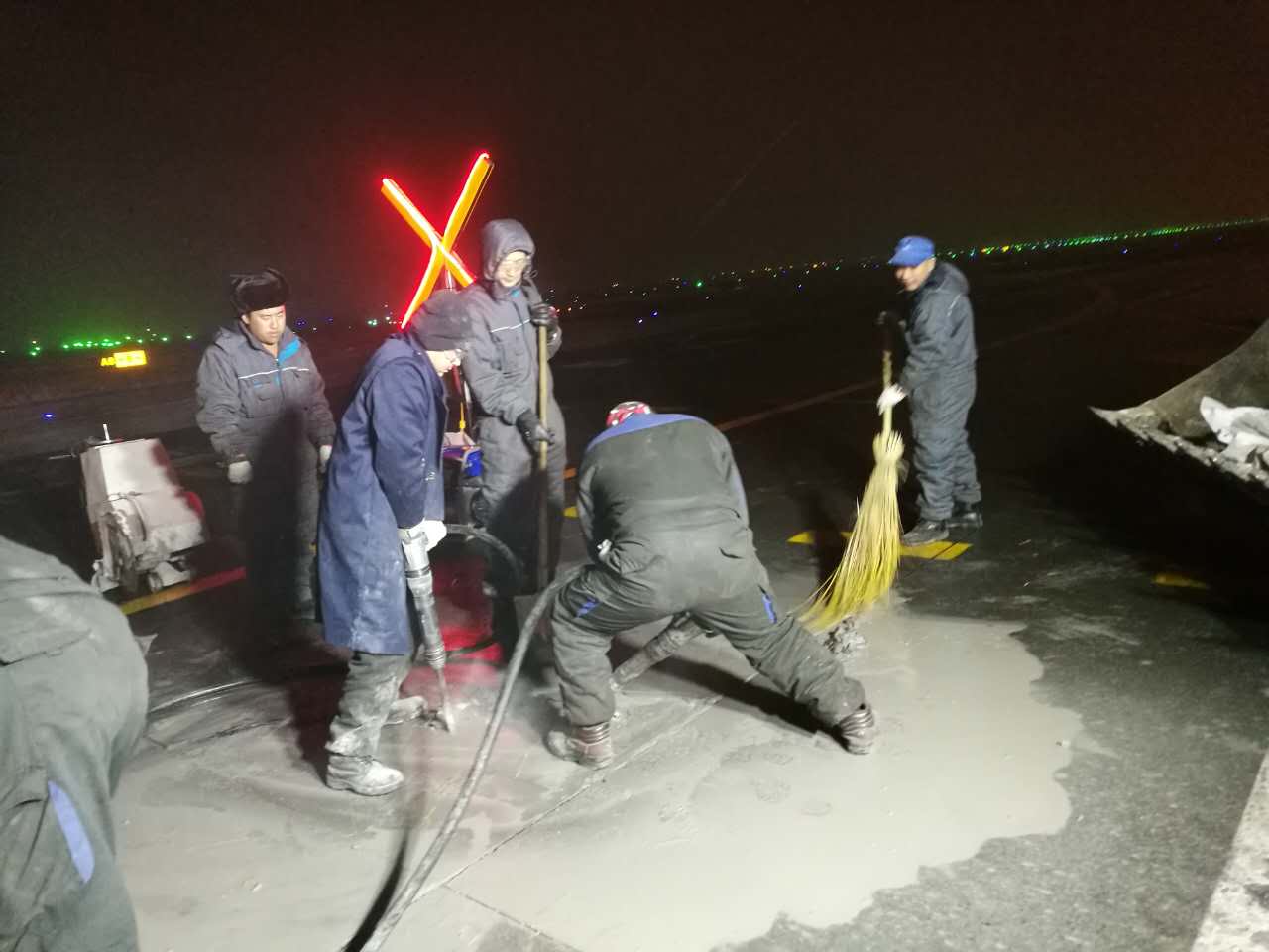 乌鲁木齐机场保障部深夜对机坪滑行道进行维修