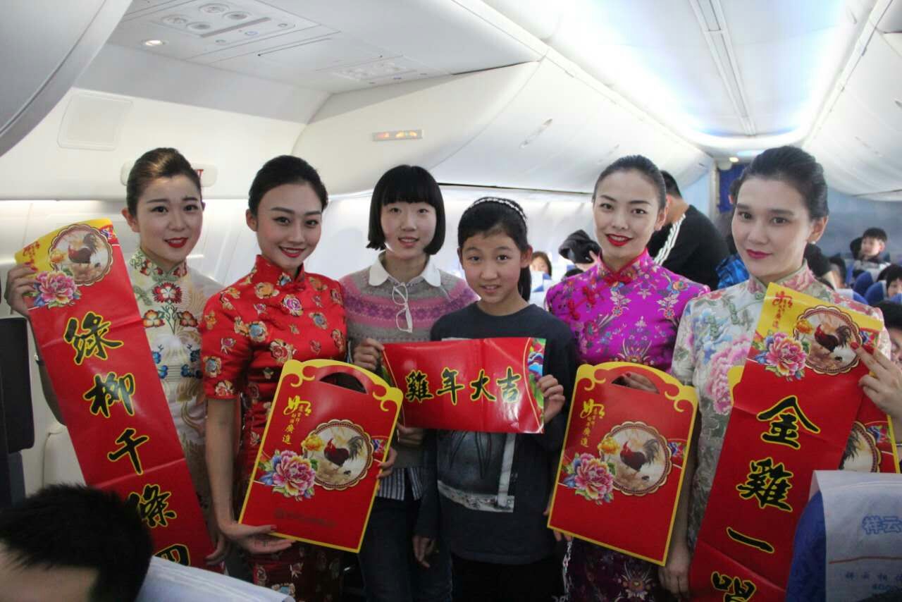 奥凯空姐身着靓丽旗袍，为旅客送上新春祝福 - 民用航空网