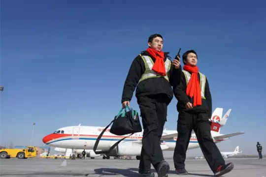 寒潮中，东航甘肃机务人给飞机“热身”的干劲火热