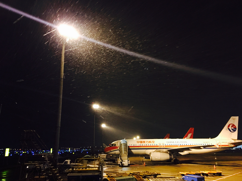 浦东机场迎来2017第一场雪，东航机务演绎“坚韧美学”