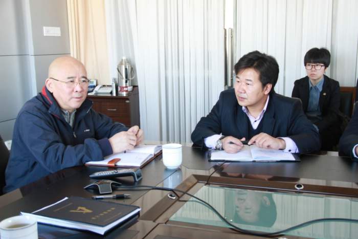 民航局空管局张建强副局长一行到呼伦贝尔空管站开展管制座谈会