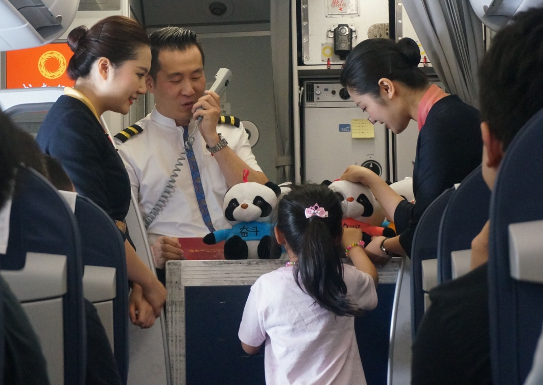 成都航空开展红色之旅建党节特色活动 与旅客