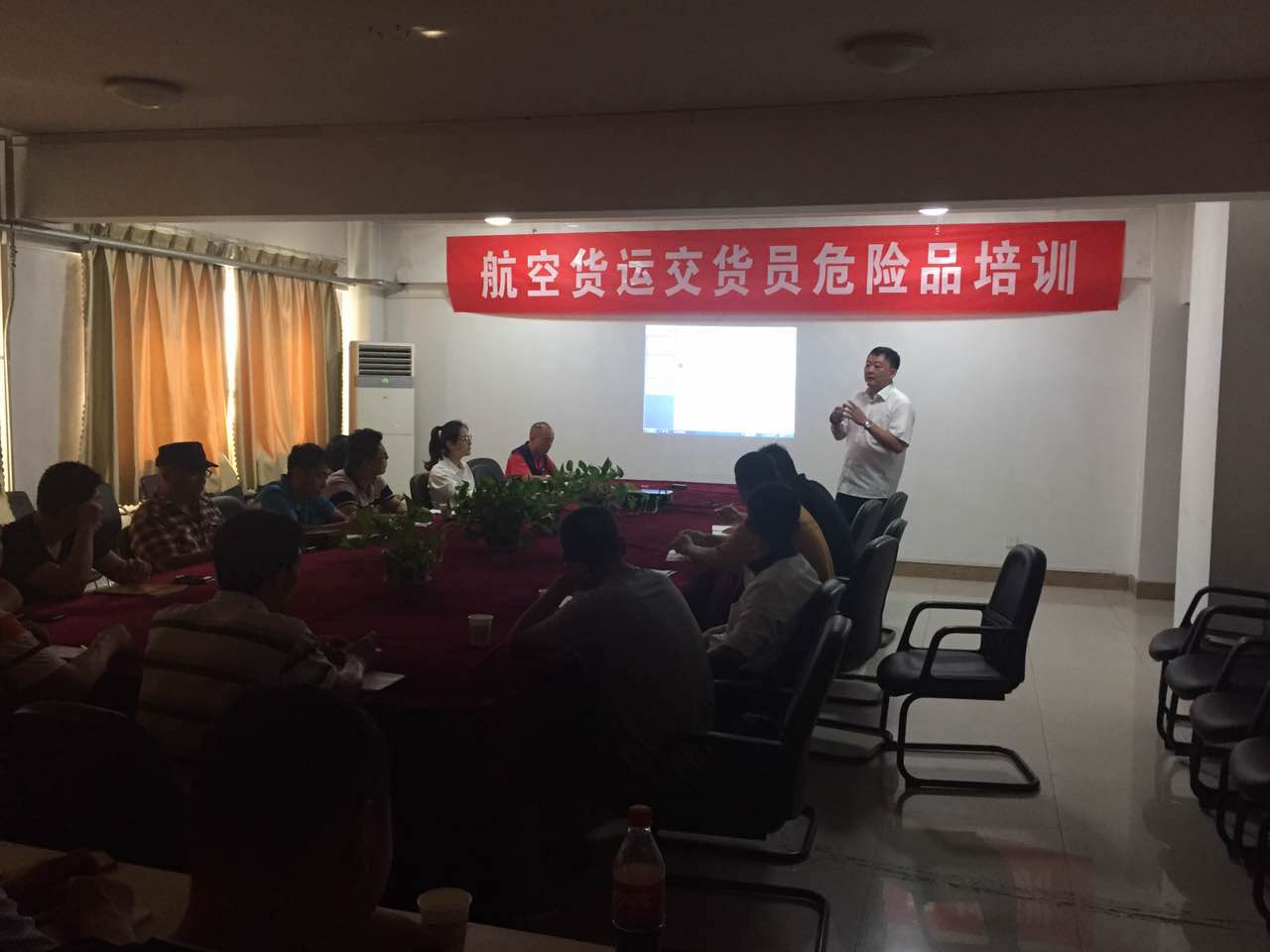 山航货运部免费对济南地区货运代理人开展危险品运输知识培训