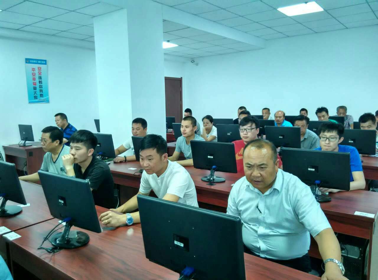 东航技术西北分公司员工顺利通过叉车司机考试