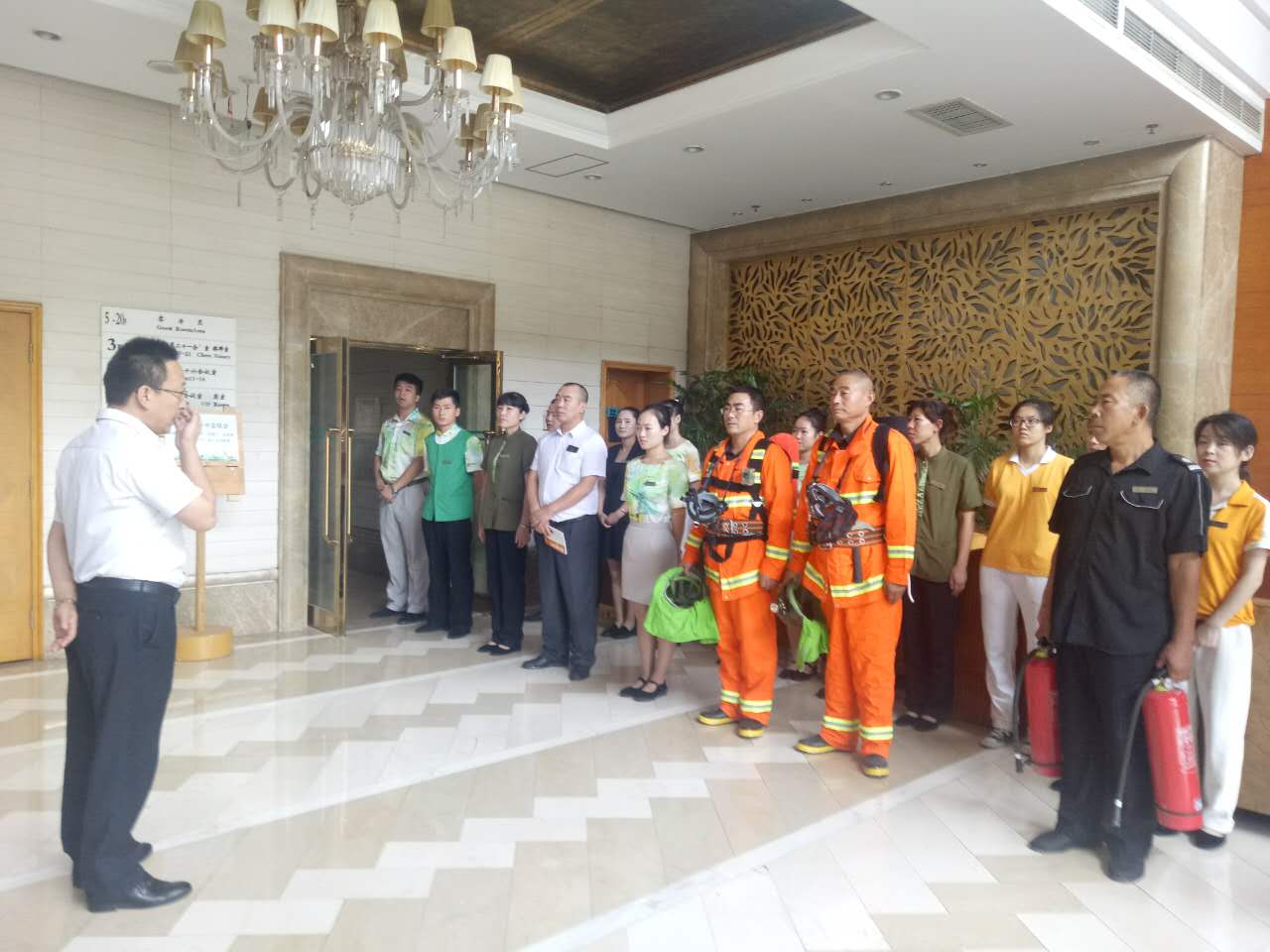 首都机场旅业组织开展反恐防暴消防疏散演练