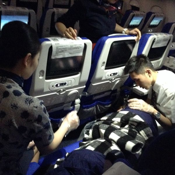 东航北京乘务组悉心照顾身体不适旅客获好评