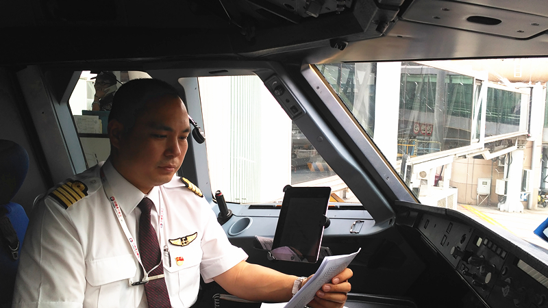 世界上只有一种真正的英雄主义，那就是像从来没有英雄一样去生活—— 专访东航北京分公司飞行部二分部飞行员旺季航班保障