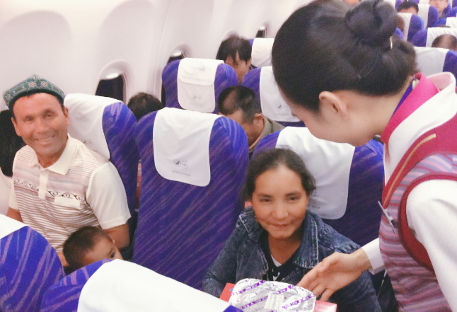 一路相伴一路爱，南航新疆空乘关爱特殊小旅客