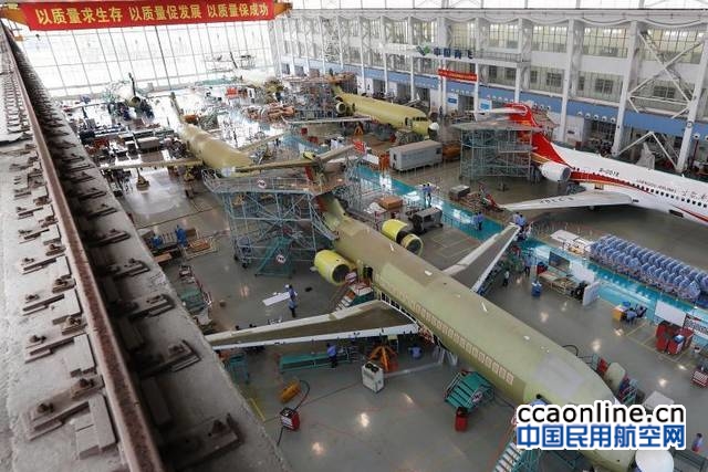 6架国产ARJ21飞机在上海同时总装