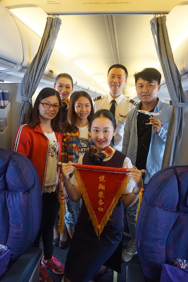 国航重庆悦翔乘务组万米高空与旅客共度中秋佳节