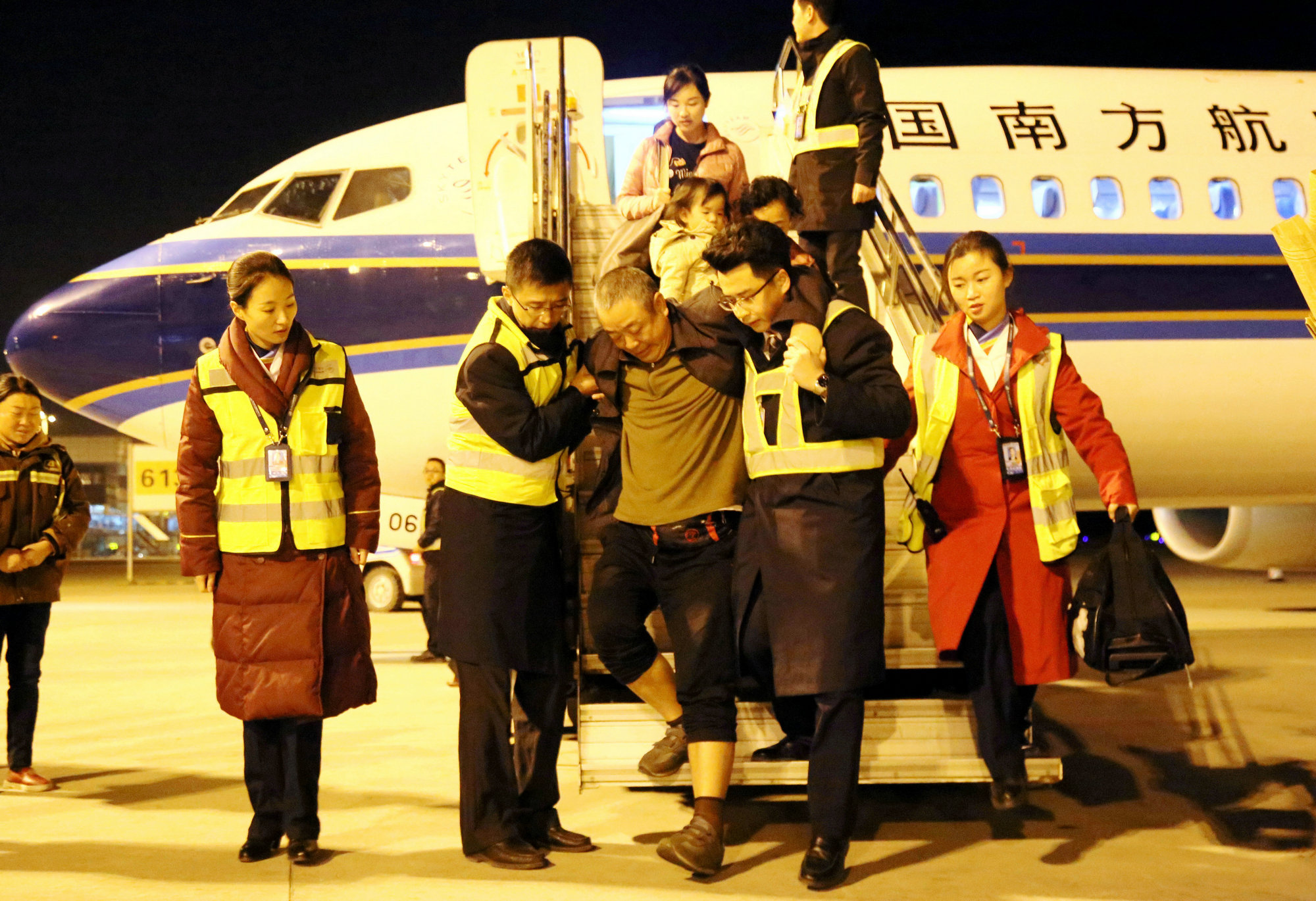 南航贵州结合“暖冬行动”部署2018年春运工作