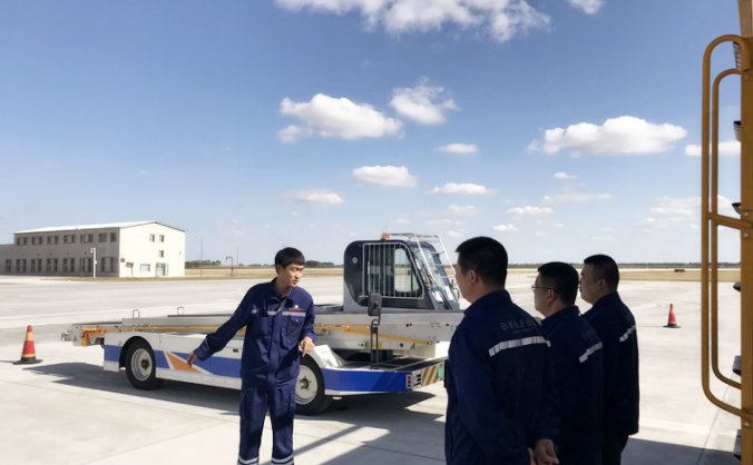 白城机场开展冬季航空器除冰雪演练