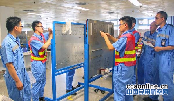 打保险竞赛环节紧张激烈。（林立强 摄）