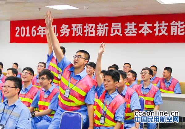 知识竞赛环节，机务新员积极抢答。（林立强 摄）