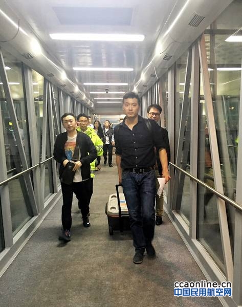 nEO_IMG_全程引导登机 余立娅 摄 (7)