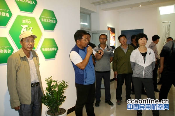 图为新疆机场集团住于田县木尕拉镇巴什喀群村工作组组长陶润文在介绍“精”、“准”、“实”三个字的具体内涵