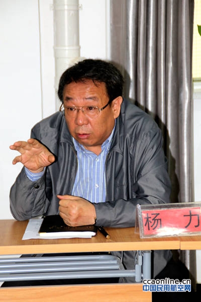 图为自治区国资委党委委员、纪委书记杨力在做点评