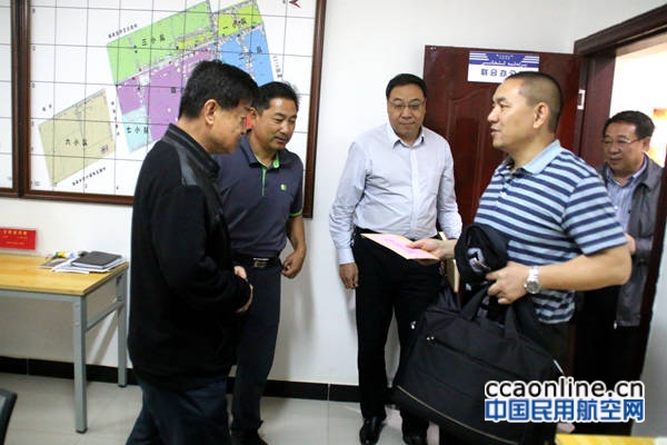 图为赠送慰问金