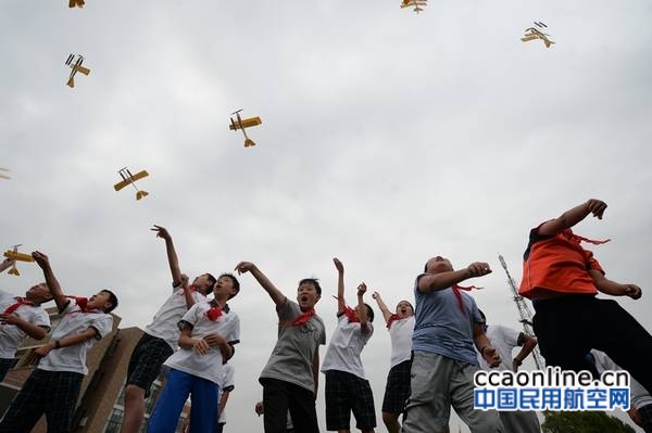 波音少年放飞梦想