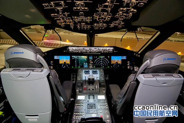 波音B787驾驶舱