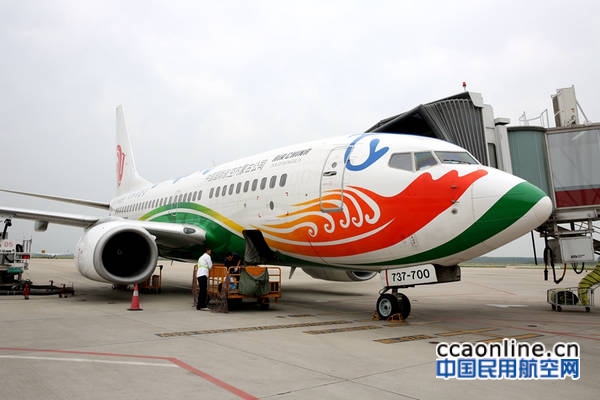 国航737-800机型，彩绘颇有京剧脸谱色彩