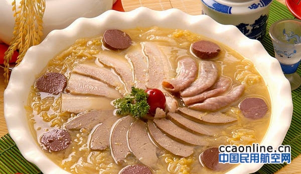 图三：现场领导嘉宾共同为开航仪式剪彩庆贺