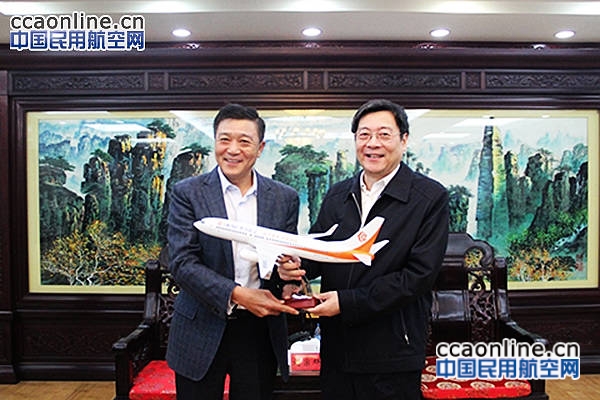 奥凯航空总裁刘宗辉向杜家毫省长赠送飞机模型