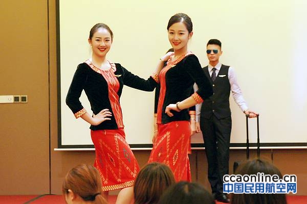 瑞丽航空乘务员的现场走秀 (2)