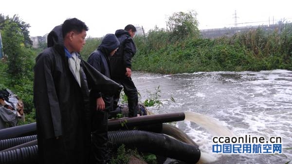 天津机场动力部值守人员在雨水泵站冒雨查看出水液位，确保泵站出水外排正常。（于海杰摄影）