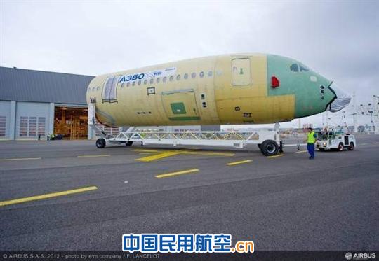 首架空客A350XWB宽体飞机前机身段运抵总装线