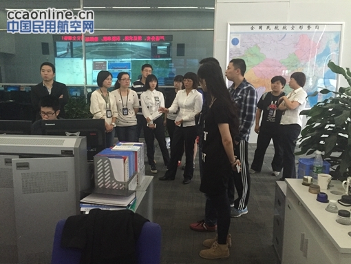 西南空管局飞行服务中心管制员与机场工作人员开展设施设备操作使用业务交流