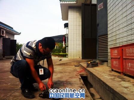 西南空管局技保中心维护设备迎暑运