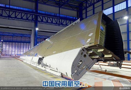 首架空中客车A350XWB宽体飞机机翼运抵总装线